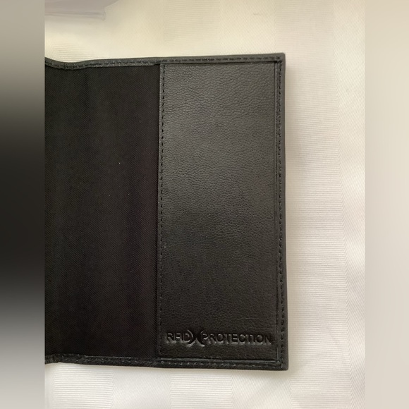 Travel Set -International Adapter Set - RFID Blocking Protection Passport Holder - Picture 3 of 6